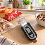 Mini zakkensealer op het aanrecht naast gesealde snackzakken