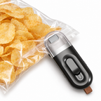 Mini zakkensealer sealt een zak chips dicht, studiofoto