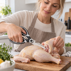 Keukenschaar in gebruik bij het verdelen van een kip in de keuken