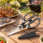 Keukenschaar op de tuintafel naast de barbecue