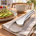 Avocadosnijder op de ontbijttafel naast avocadotoast