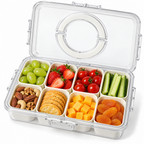 Snackcontainer met 8 vakken gevuld met fruit, groente, noten en kaas, studiofoto