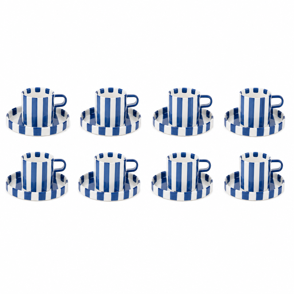 Set van 8 gestreepte koffiekopjes met schotels in blauw, studiofoto