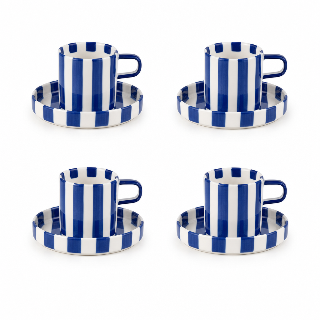 Set van 4 gestreepte koffiekopjes met schotels in blauw, studiofoto op witte achtergrond