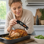 Vrouw meet de kerntemperatuur van een kip met de digitale vleesthermometer