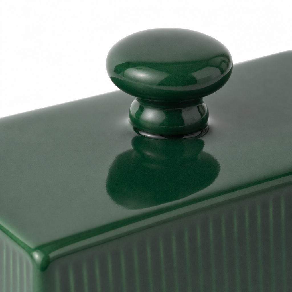 Close-up van de knop en het glazuur van de keramische botervloot