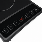 Close-up van het bedieningspaneel met LED-display van de inductiekookplaat