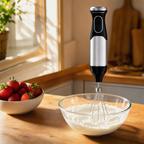 Staafmixer boven een kom met slagroom