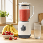 Blender met glazen kan op het aanrecht met vers fruit