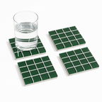 Groene mozaïek onderzetter met een glas water en de drie andere onderzetters van de set