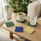 Mozaïek onderzetters in groen, blauw en geel op een bijzettafel